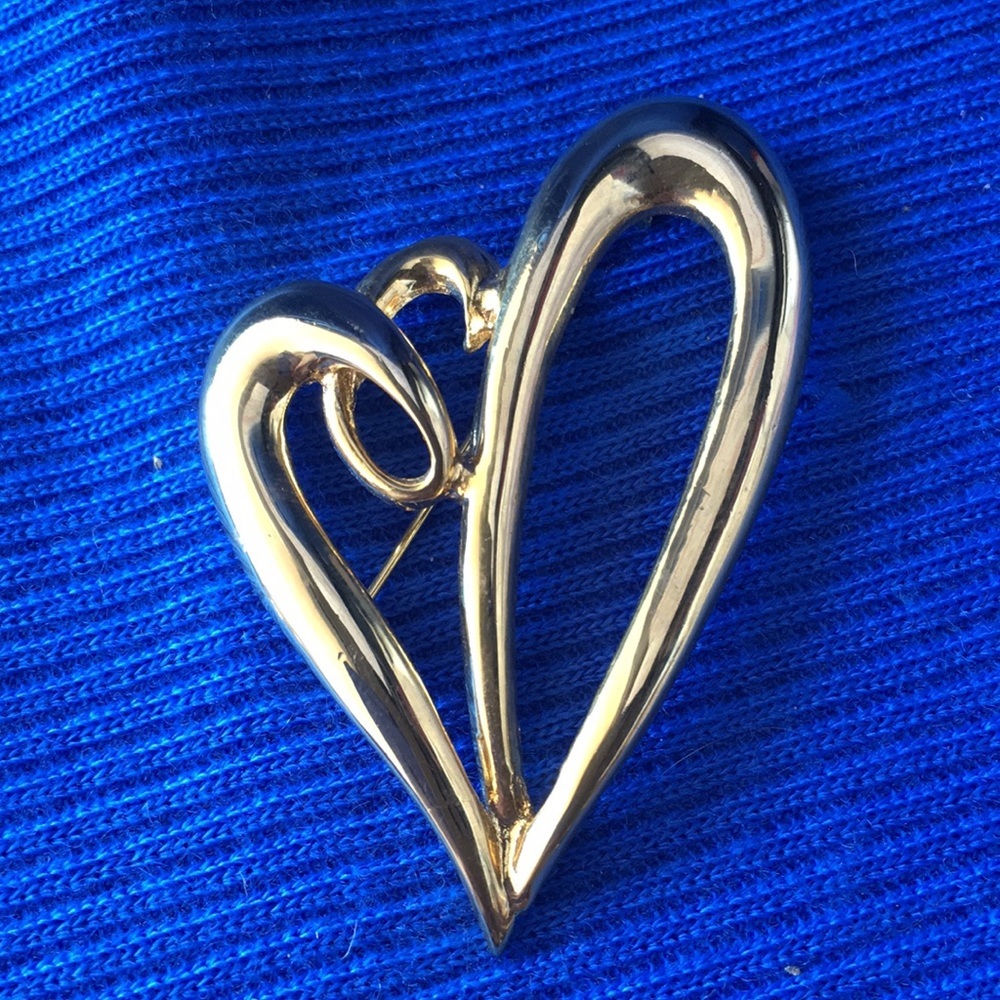 Ladies’ Goldtone Swirled Heart Brooch